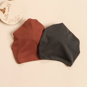 Lot de deux bonnets pour nouveau-nés en maille douce, coloris marron et gris anthracite