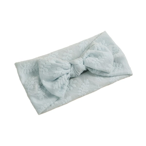 Bandeau élastique bleu clair pour bébé avec broderie florale et grand nœud décoratif
