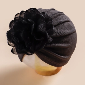 Détail du bonnet turban noir pour bébé avec grande fleur en résille 3D et maille douce