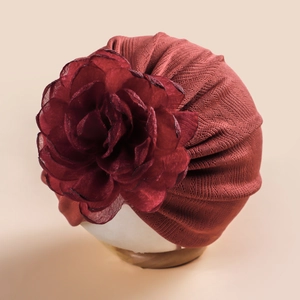 Détail du turban pour bébé bordeaux avec une grande fleur en organza multicouche élégante