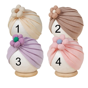 Lot de quatre bonnets turbans côtelés pour bébé avec fleurs décoratives en couleurs