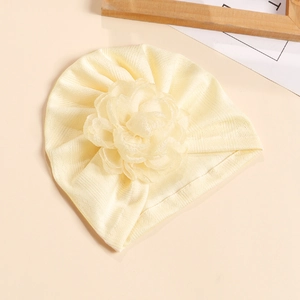 Détails du turban pour bébé avec grande fleur beige élégante et tissu en maille douce