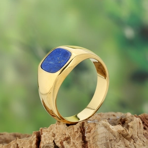 Anello d'oro minimalista con lapislazzuli rettangolare su base di sughero naturale