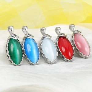 Vue détaillée des pendentifs œil de chat marquise en cinq couleurs sur de la soie