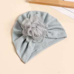 Texture de tricot détaillée et fleur en tissu sur un bonnet turban bleu clair