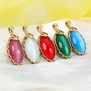 Détail de cinq pendentifs en œil de chat colorés avec monture en acier titane doré élégant