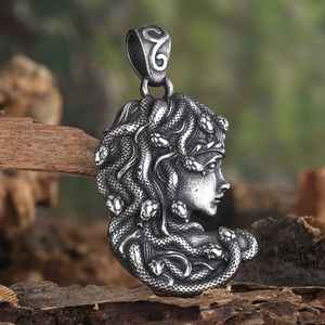 Collier Pendentif Méduse en Acier Inoxydable Vintage pour Hommes Femmes Bijoux Gothiques Portrait de Tête de Serpent Mythique