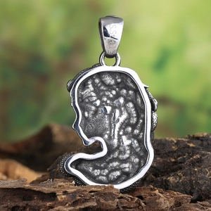 Collier avec pendentif portrait Medusa vintage en acier inoxydable poli et fini martelé
