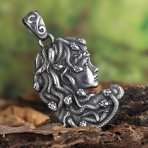 Pendentif Méduse vintage en acier inoxydable sur fond de bois rustique