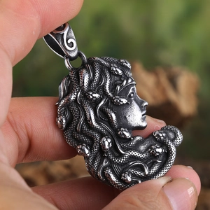 Vue détaillée du pendentif Méduse en argent antique avec gravure de cheveux de serpent