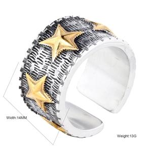 Bague large en acier rétro avec trois étoiles d'or et texture argentée brossée