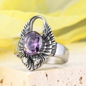 Foto macro de anillo vintage de plata con gema púrpura ovalada en piedra texturizada
