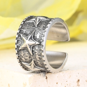 Détail macro de la bague vintage en acier titane avec motif étoile et finition martelée