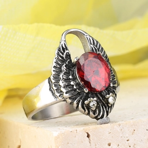 Vista macro de un anillo vintage de alas de águila con una gran piedra roja ovalada en plata