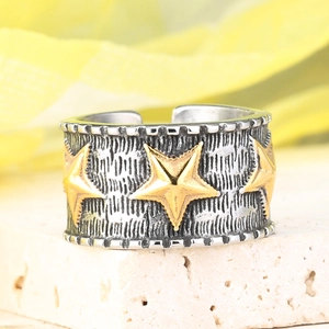 Bague en acier titane pour homme avec texture gravée et trois étoiles dorées en argent
