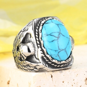 Makroansicht der Vintage Titanstahl Ring mit blauem Türkis und Adler Totenkopf Gravur