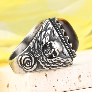 Makroaufnahme von Totenkopf- und Flügelgravuren auf dem Vintage Tigerauge Ring