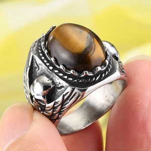 Detaillierte Nahaufnahme eines Vintage-Herren-Totenkopfrings mit Tigerauge-Stein-Inlay