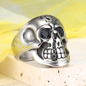 Macro di anello a teschio in argento vintage con pietre nere su base in pietra