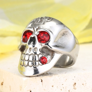 Dettaglio dell'anello teschio vintage in acciaio argento con cristalli rossi e croce