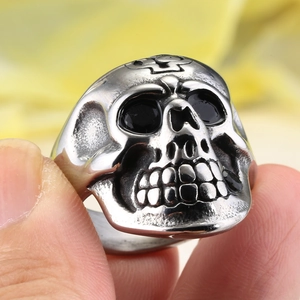 Anello teschio gotico in acciaio inossidabile vintage con croce sulla fronte del teschio