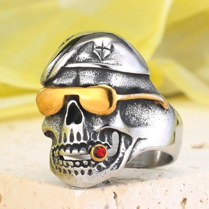 Vintage Punk Totenkopfring in Silber mit goldener Sonnenbrille und rotem Edelstein