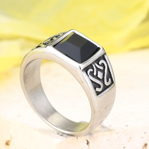 Bague chevalière rétro en acier pour homme avec pierre noire carrée et motifs gravés