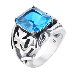 Anello vintage in titanio placcato oro 18K con croce e zircone blu rettangolare
