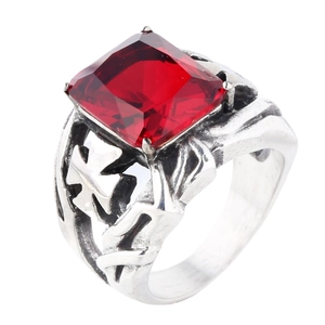 Macro di un anello gotico in argento con zircone rosso quadrato e motivi a croce