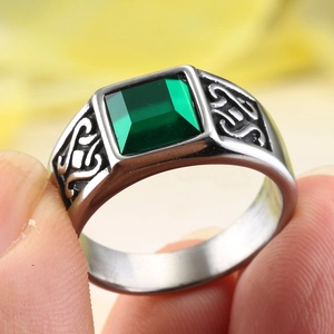Vue détaillée d'une bague en acier avec pierre verte carrée et nœuds celtiques