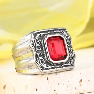 Anello vintage da uomo in acciaio al titanio con gemma rossa e rilievi gotici di vite
