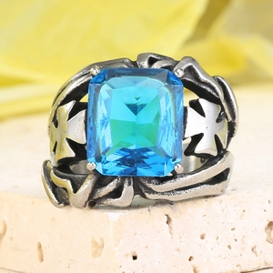 Anello gotico in acciaio al titanio placcato oro 18K con gemma blu e croce incisa