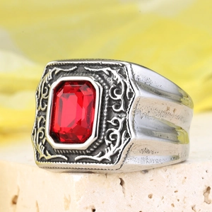 Anello vintage da uomo in acciaio con rubino rettangolare e texture in rilievo