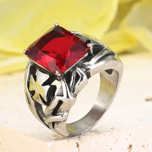 Dettaglio macro di anello gotico con zircone rosso quadrato e design a croce traforata