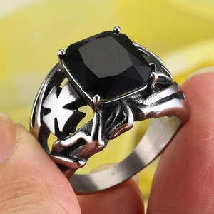 Anello Croce in Acciaio Inossidabile Vintage per Uomo Donna Gotico Punk Strass Incastonato Gemma Quadrata Gioielli da Dito Ossidati Regalo