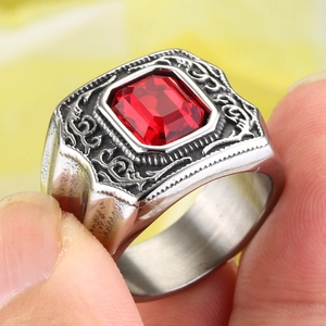 Anello da uomo vintage in acciaio con un grande rubino rettangolare e incisioni fini