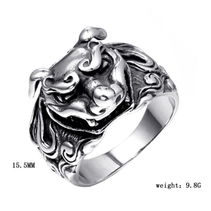 Detailed macro shot of vintage silver bull dog ring with weight 9.8g and 15.5mm size