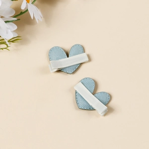 Set mit zwei hellblauen Jeans-Herz-Haarspangen mit stoffumwickelten Nadeln für Babys