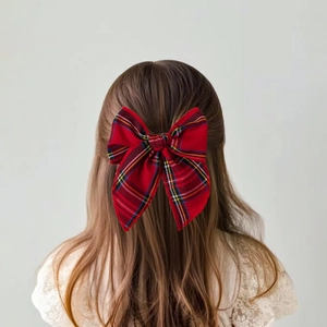 Pince à cheveux nœud à carreaux rouges sur longs cheveux ondulés vue de derrière