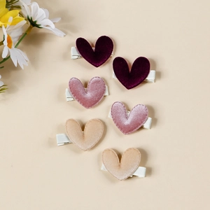 Detailliertes Set aus sechs Samt-Herz-Haarspangen mit Ripsband umwickelten Metallclips
