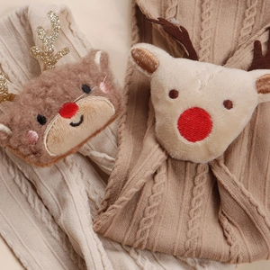 Détail de bandeaux de Noël avec cerf en peluche 3D et texture en tricot torsadé