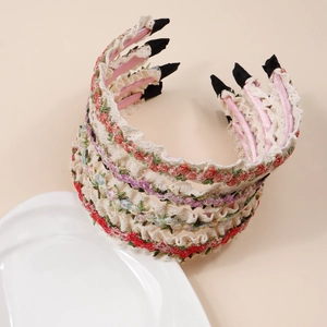 Détails de quatre bandeaux en dentelle avec broderies florales colorées et doublure satin