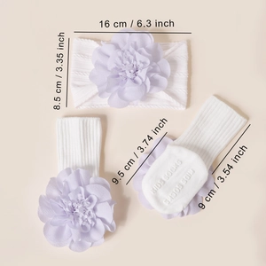 Détail du bandeau et chaussettes blanches pour bébé avec fleurs en tissu lavande