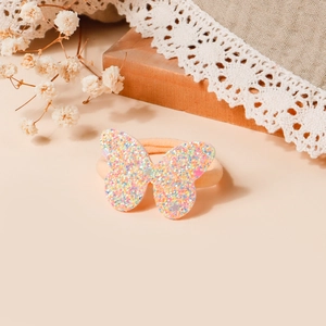 Dettaglio dell'elastico per capelli con farfalla glitterata e paillettes colorate