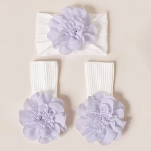 Détails du tricot du bandeau et des chaussettes bébé avec fleurs 3D en mousseline