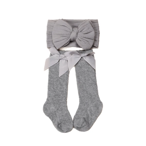 Ensemble bandeau et chaussettes en maille torsadée grise pour nouveau-né avec nœuds