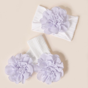 Détail du coffret bandeau et chaussettes pour bébé avec grandes fleurs en tricot mauve