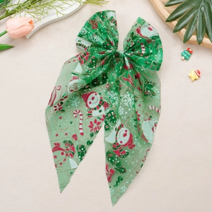 Détail du nœud papillon de Noël en tulle vert avec motifs bonhomme de neige et paillettes