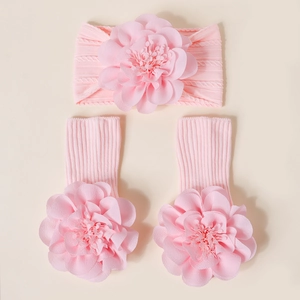 Détails des grandes fleurs en mousseline 3D sur l'ensemble bandeau et chaussettes roses