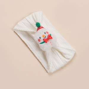 Détail d'un bandeau bébé en maille torsadée blanche avec peluche bonhomme de neige et nœud